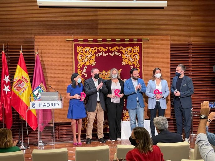 El delegado de Economía, Innovación y Empleo, Miguel Ángel Redondo, y el concejal delegado de Innovación y Emprendimiento, Ángel Niño, en los Premios Emprendedoras 2021