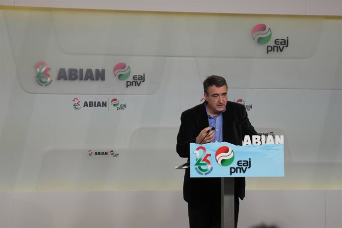 El portavoz del PNV en el Congreso. Aitor Esteban, en rueda de prensa en Bilbao para hablar de la negociación presupuestaria