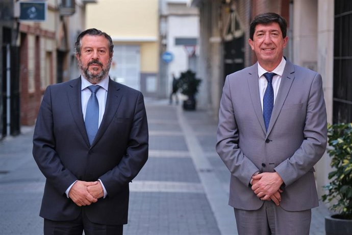 Archivo - El vicepresidente de la Junta y consejero de Turismo, Justicia, Regeneración y Administración Local, Juan Marín, junto al delegado territorial de Huelva, Alfredo Martín.