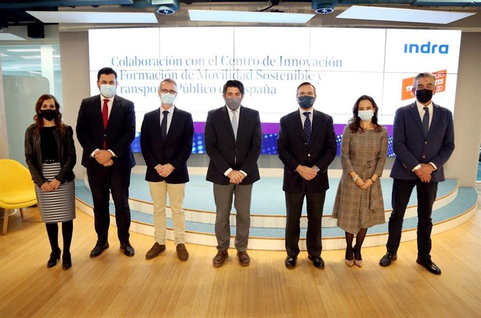 Representantes de la CAM y de Indra