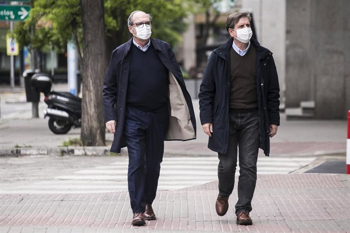 Archivo - El candidato del PSOE a la Presidencia de la Comunidad de Madrid, Ángel Gabilondo (i), y el responsable de comunicación del PSOE, Manuel Delgado, a su llegada al hotel donde seguirá la noche electoral del 4M, a 3 de mayo de 2021, en el Hotel P