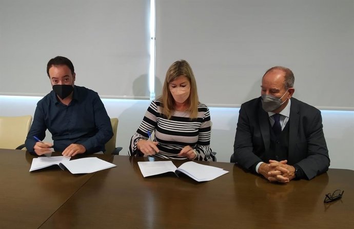 (I-D) El Concejal De Sanidad Y Salud De Es Mercadal, Javier Periañez; La Consellera De Salud Y Consumo, Patricia Gómez, Y  El Director General Del Servicio De Salud, Juli Fuster, Firman Un Convenio Para Reformar La UBS Del Municipio Menorquín.