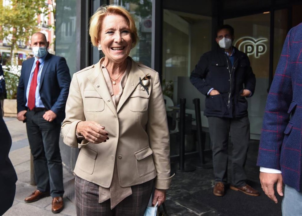 La expresidenta de la Comunidad de Madrid y del Senado, Esperanza Aguirre, a su llegada a una reunión del Comité de Dirección del PP, a 29 de octubre de 2021, en Madrid, (España). El encuentro se produce un día después de la condena realizada por la Aud