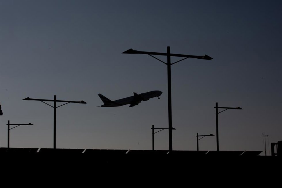 Un avión sobrevuela el Aeropuerto de Barcelona-El Prat, a 19 de noviembre de 2021.