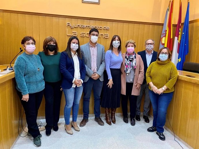 La consejera de Igualdad y portavoz del Gobierno regional, Blanca Fernández, y la consejera de Bienestar Social, Bárbara García, visitan La Solana.