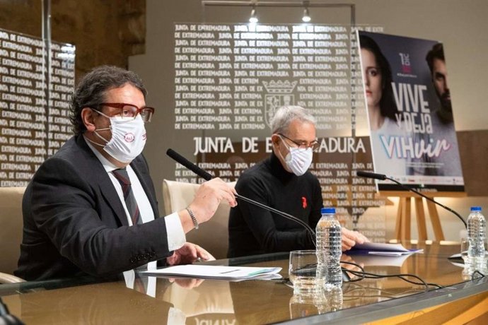 El vicepresidente segundo de la Junta y consejero de Sanidad, José María Vergeles, y el presidente del Comité Antisida de Extremadura, Santiago Pérez