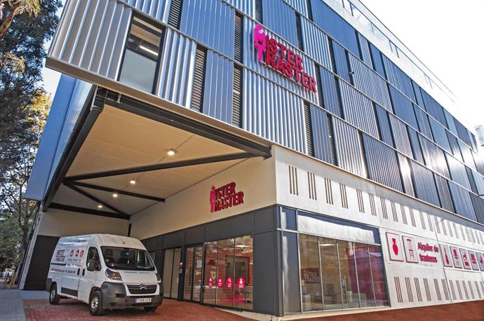 Vista lateral del edificio con furgoneta | Mister Traster.