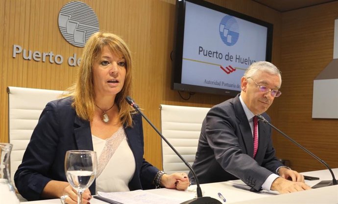 La presidenta del Puerto de Huelva, Pilar Miranda y el director, Ignacio Álvarez Ossorio.