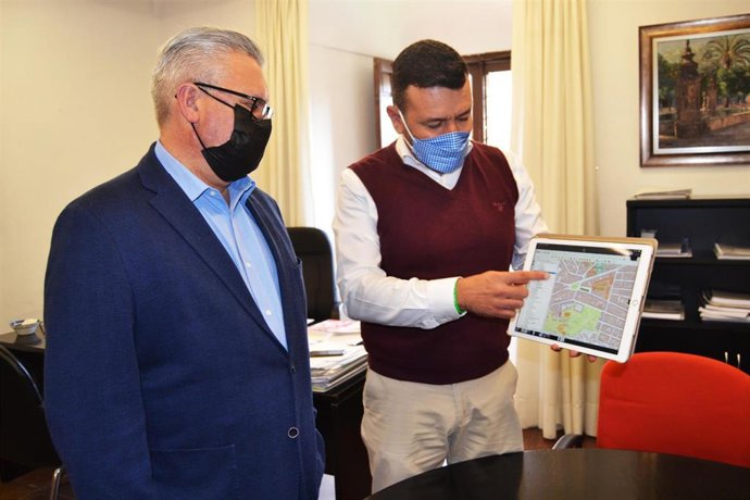 El delegado de Intermediación Hipotecaria e Innovación Tecnológica de la Información de la Diputación, Esteban Morales (izda.).