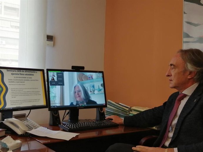 El delegado de Salud y Familias, Indalecio Sánchez-Montesinos, participa un seminario sobre alimentación y ejercicio físico.