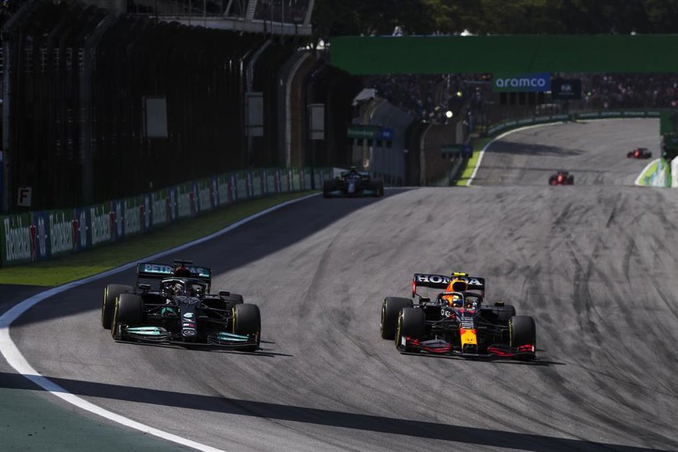 Lewis Hamilton y Max Verstappen durante el GP de Brasil 2021
