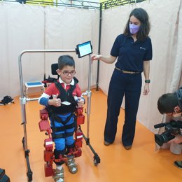 Usuario de Nipace utilizando su nuevo exoesqueleto pediátrico