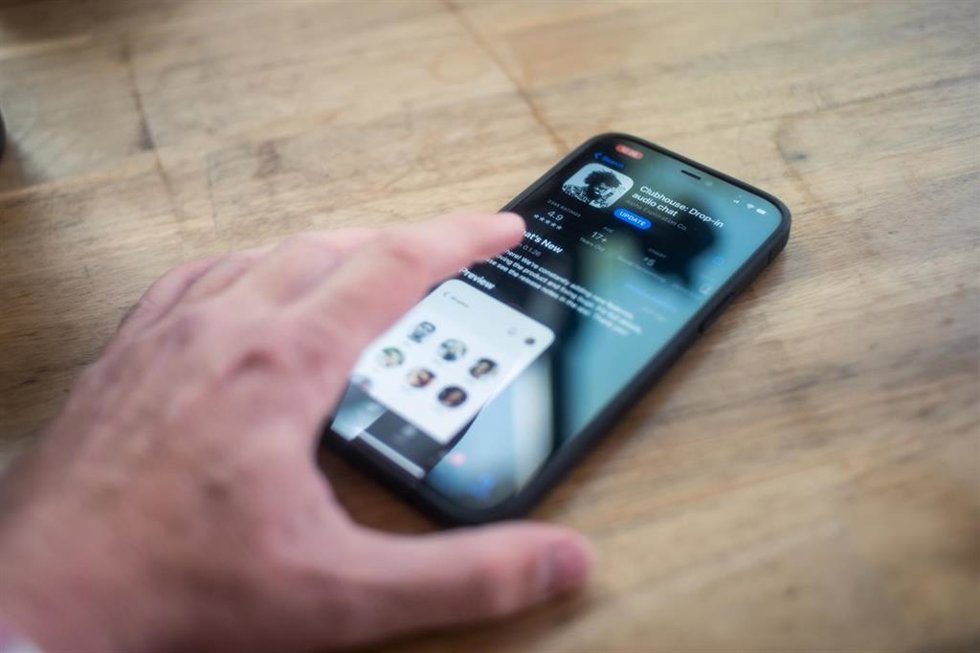 Archivo - App de Clubhouse en un iPhone