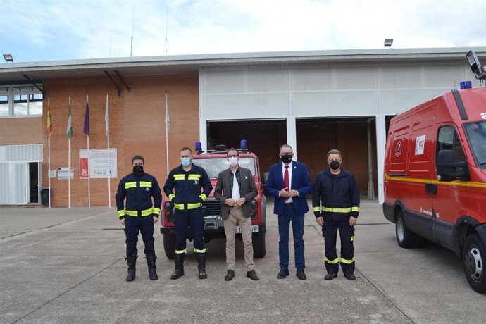 El delegado de Cohesión Territorial de la Diputación de Córdoba, Juan Díaz (segundo por la dcha.), en el Parque de Bomberos de Pozoblanco.