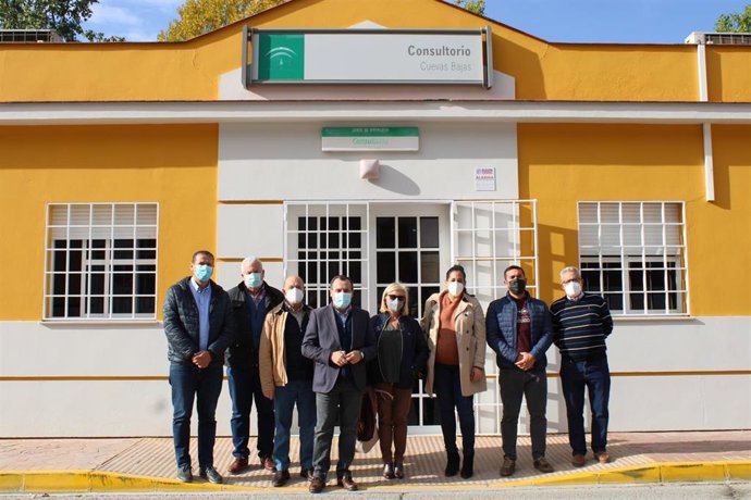 Representantes del PSOE ante el consultorio de Cuevas Bajas