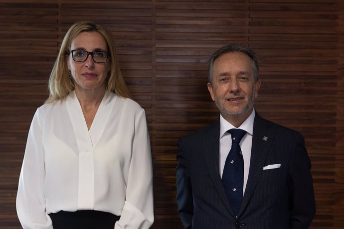 La nova vicedegana i el nou deg del Collegi d'Economistes de Catalunya, ngels Fitó i Carles Puig de Travy, respectivament
