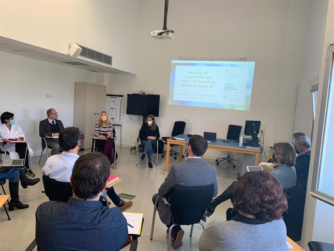 La consellera de Salud, Patricia Gómez, expone el presupuesto del Área de Salud de Menorca.