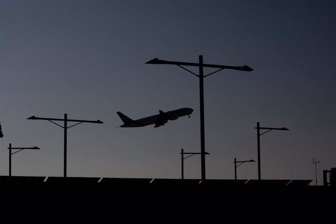 Un avió sobrevola l'Aeroport de Barcelona-el Prat