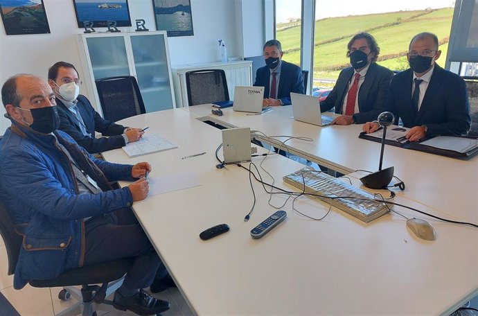 Reunión de responsables del grupo Teknia con el director general de Industria del Gobierno de Cantabria, Daniel Alvear, y el consejero delegado de Sodercan, Rafael Pérez Tezanos