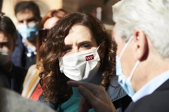 La presidenta de la Comunidad de Madrid, Isabel Díaz Ayuso antes de la charla coloquio de El Independiente 19 de noviembre de 2021 en Fundación Cajasol en Sevilla (Andalucía, España)