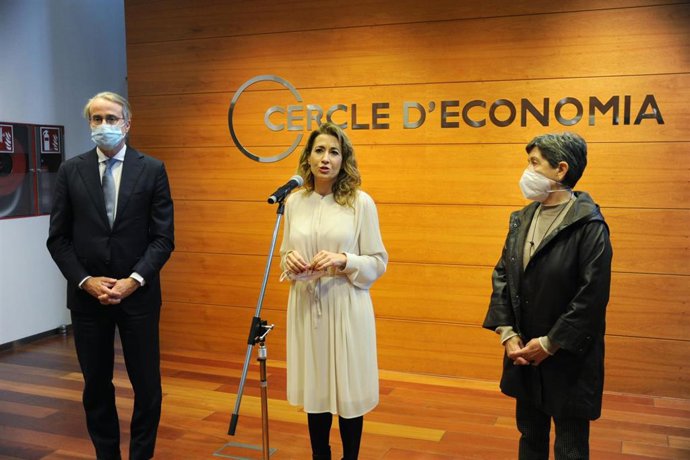 (I-D) El presidente del Cercle d'Economia, Javier Faus; la ministra de Transportes, Movilidad y Agenda Urbana, Raquel Sánchez, y la delegada del Gobierno en Cataluña, Teresa Cunillera, durante la jornada 'Movilidad y vivienda: ampliación de derechos y g