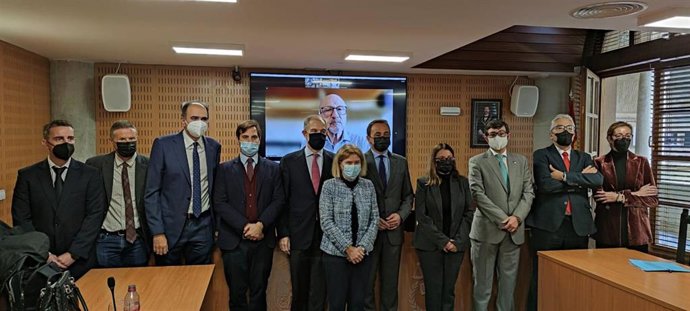 El consejero de Transparencia, Seguridad y Emergencias, Antonio Sánchez Lorente, en el acto de apertura del Comité Asesor de la Cátedra, junto a sus miembros, y en el primer coloquio de la Cátedra de Buen Gobierno e Integridad.