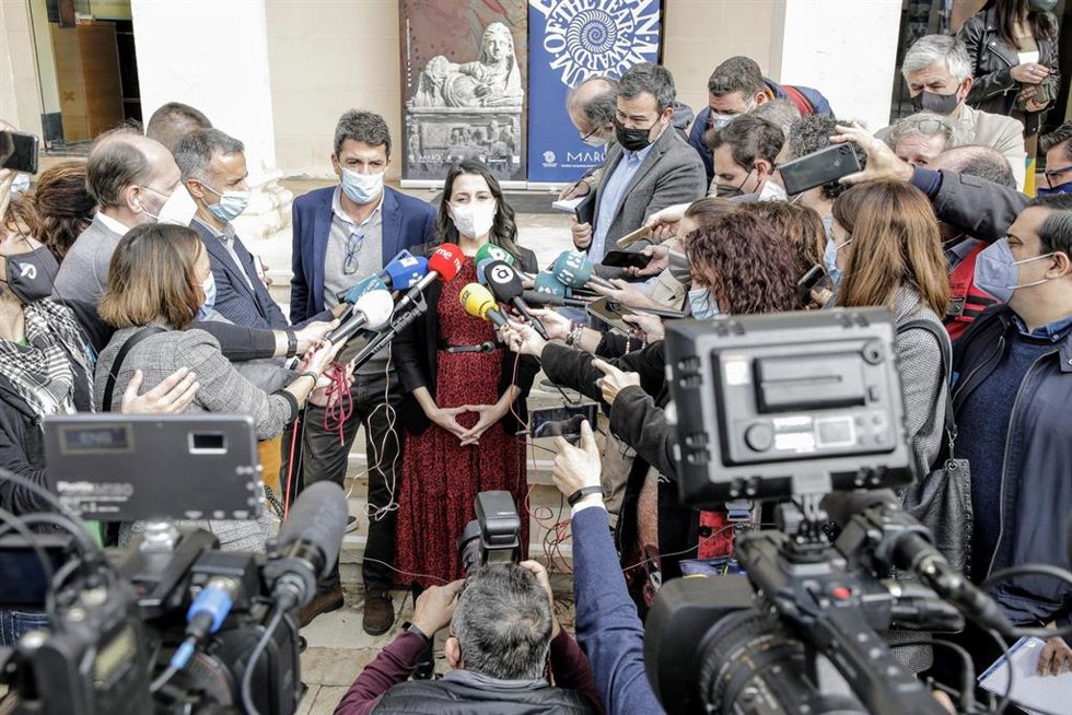 La presidenta de Cs, Inés Arrimadas, ofrece declaraciones a los medios, después de su reunión con el presidente de la Diputación de Alicante, Carlos Mazón, a 19 de noviembre de 2021, en Alicante, Comunidad Valenciana, (España).