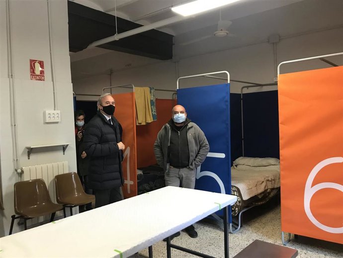 El alcalde de Zaragoza, Jorge Azcón, ha visitado el albergue municipal