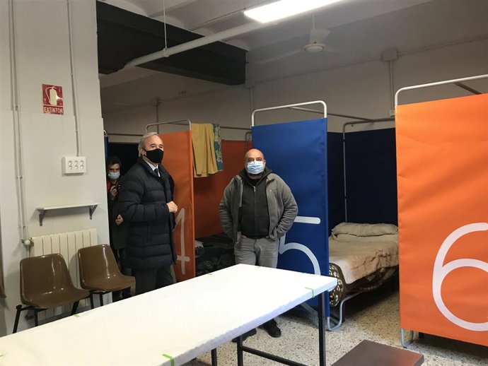 El alcalde de Zaragoza, Jorge Azcón, ha visitado el albergue municipal