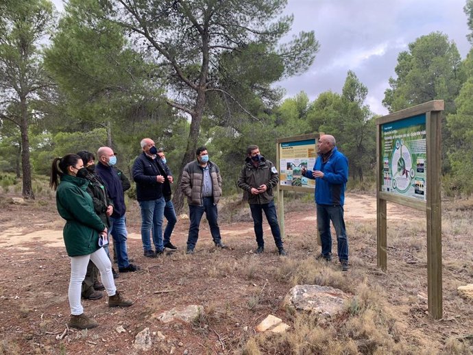 El director general del Medio Natural, Fulgencio Perona (2d), durante su visita a la Sierra de la Pila.