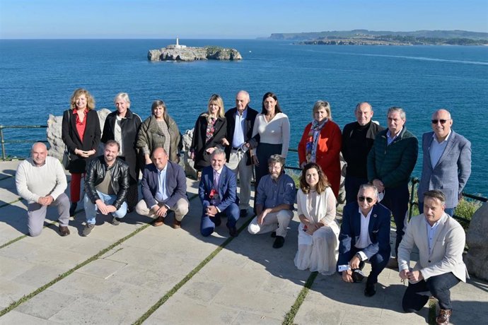 Foto de familia de la candiatura Costa Quebrada