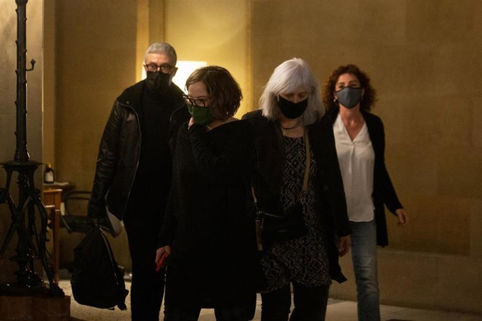 (I-D) El diputado 'cupaire' Carles Riera; la portavoz 'cupaire', Eullia Reguant; la líder de la CUP en el Parlament, Dolors Sabater, y la diputada 'cupaire' Montserrat Vinyets, tras una reunión de la CUP con el president y el conseller de Economía, en 