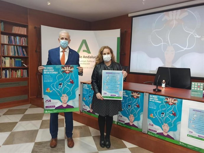 La asesora de programa del Instituto Andaluz de la Mujer (IAM) en Granada, Ruth Martos, y el delegado territorial de Igualdad, Políticas Sociales y Conciliación, Manuel Montalvo, presentan la campaña de la Junta de Andalucía con motivo del 25N.