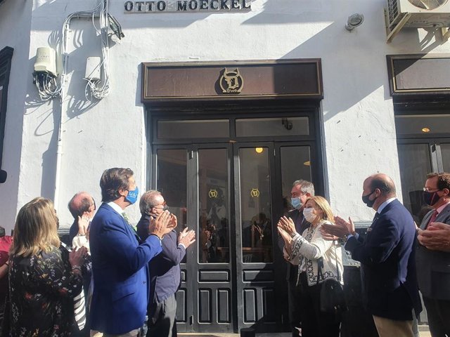 El alcalde de Sevilla, Juan Espadas, ha inaugurado este viernes la calle a Otto Moeckel en el barrio del Arenal.