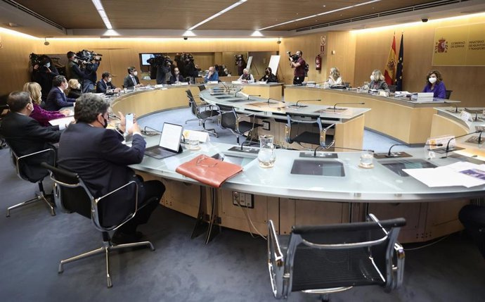 (Mesa derecha, de izq-dcha) La vicepresidenta segunda del Gobierno y ministra de Trabajo, Yolanda Díaz; la vicepresidenta primera del Gobierno, Nadia Calviño; y la ministra de Hacienda, María Jesús Montero, presiden una reunión con los agentes sociales