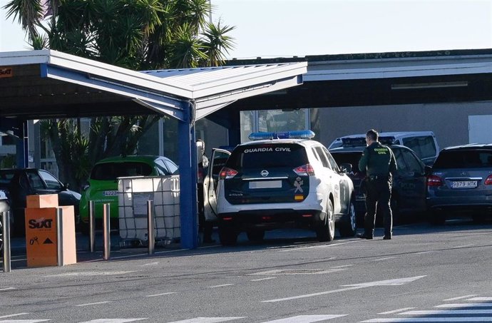 Un vehículo y varios guardias civiles en las inmediaciones del aeropuerto de A Coruña con motivo del plan de emergencia activado por aviso de bomba, que resultó ser falso