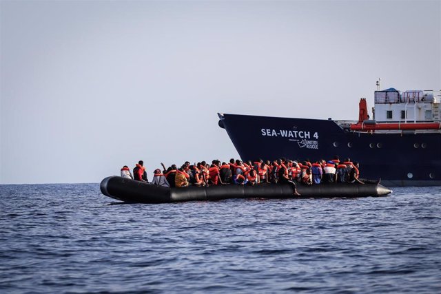 Archivo - Migrantes rescatados por el barco 'Sea Watch 4'.