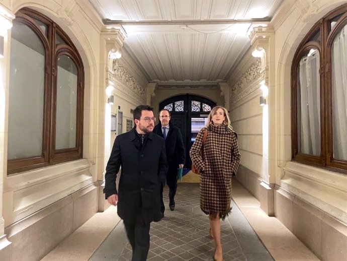 El president del Govern, Pere Aragons, i la consellera d'Acció Exterior i Govern Obert, Victria Alsina, durant el seu viatge oficial a París