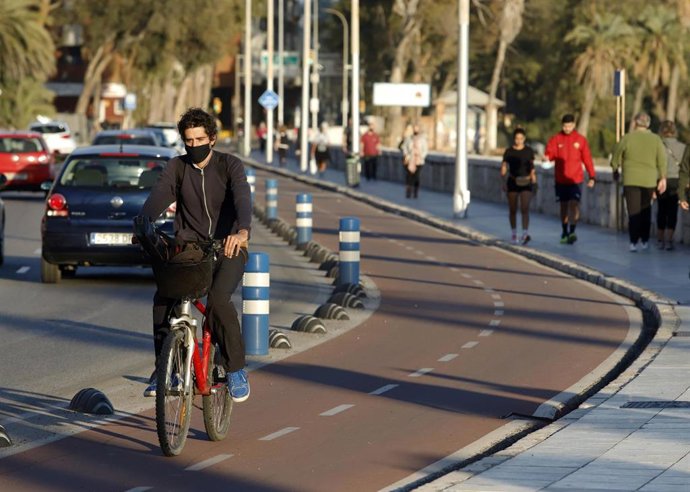 Archivo - Una bicicleta por un carril bici en una imagen de archivo 