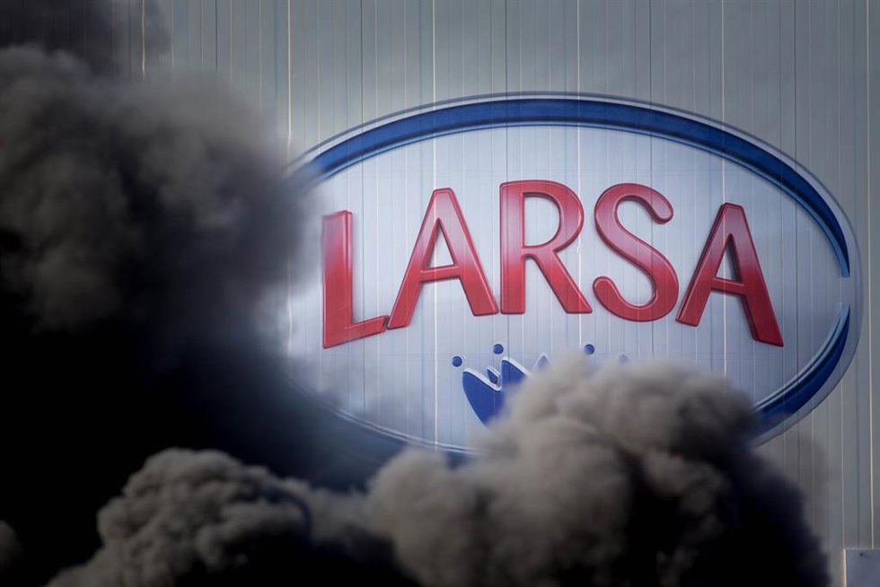 Humo en las inmediaciones de la planta de Larsa durante una acción sindical para exigir unos "precios justos" para la producción de leche, a 16 de noviembre de 2021, en Robra, Outeiro de Rei, Lugo, Galicia, (España). Apoyados por el sindicato Unións Agr