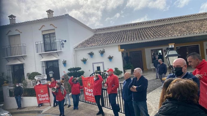 Trabajadores de Tivoli World protestan ante un hotel de la propietaria del parque de atracciones de Benalmádena para reclamar su apertura y la subrogación de los trabajadores