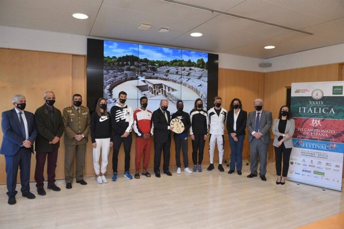Recepción institucional a las estrellas del Cross de Itálica