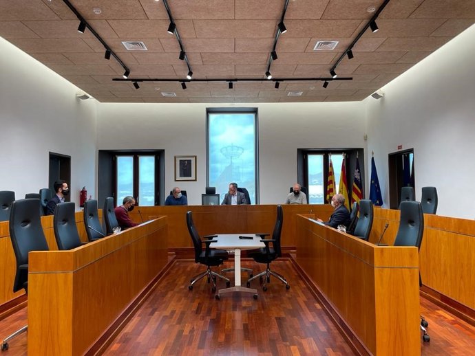 El conseller de Movilidad y Vivienda, Josep Marí, acompañado del director general de Movilidad y Transporte Terrestre, Jaume Mateu, en una reunión con representantes del Consell de Ibiza y de los ayuntamientos.