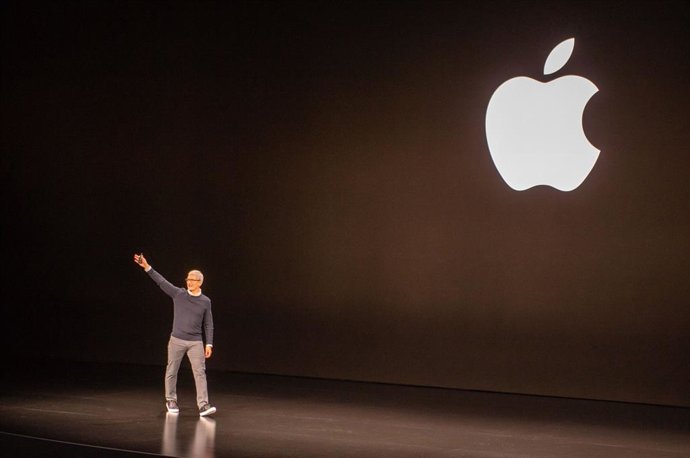 Archivo - FILED - 25 March 2019, US, Cupertino: Apple CEO Tim Cook welcomes guests to an event at the Steve Jobs Theatre at the company's headquarters. Photo: Andrej Sokolow/dpa