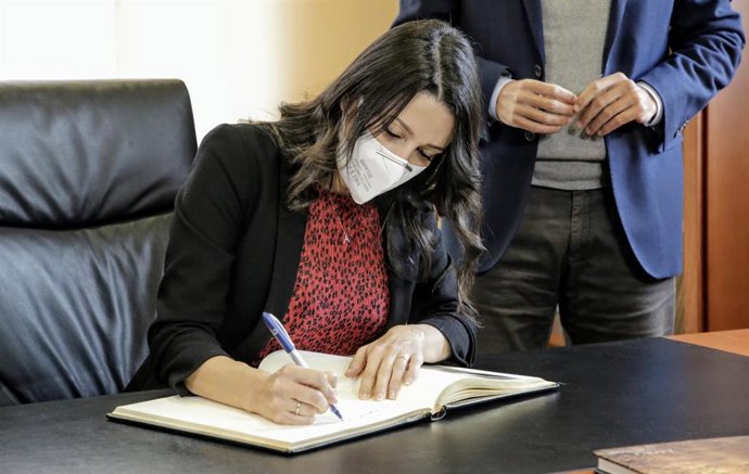 La presidenta de Cs, Inés Arrimadas, firma el libro de la Diputación de Alicante, a 19 de noviembre de 2021, en Alicante, Comunidad Valenciana, (España). 