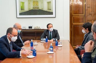 El ministro de Asuntos Exterioers, UE y Cooperación, José Manuel Albares, se reúne con el opositor cubano Yunior García