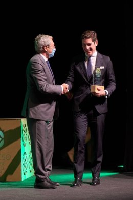 El consejero de Transformación Económica, Industria, Conocimiento y Universidades, Rogelio Velasco, ha hecho entrega del galardón al CEO de Silbo, Pablo López.
