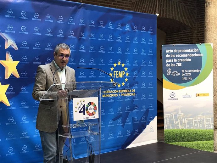 El secretario de Estado de Medio Ambiente, Hugo Morán, presenta con la FEMP una guía con recomendaciones para que los municipios implanten las zonas de bajas emisiones, obligatorias en ciertos municipios antes de 2023.
