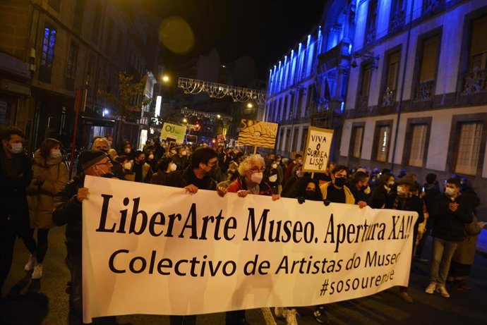 Varias personas participan en una manifestación para protestar contra la situación de la ciudad, ante la Subdelegación del Gobierno, a 18 de noviembre de 2021, en Ourense.