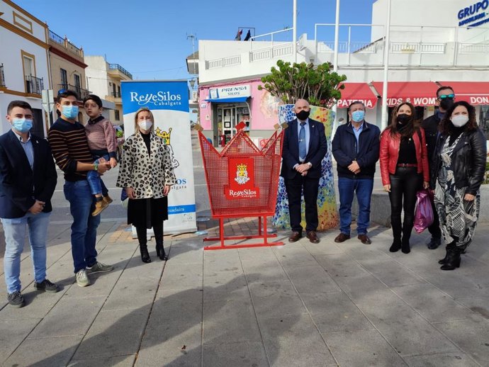 Colocación de los contenedores solidarios de la Cabalgata Reyes Silos